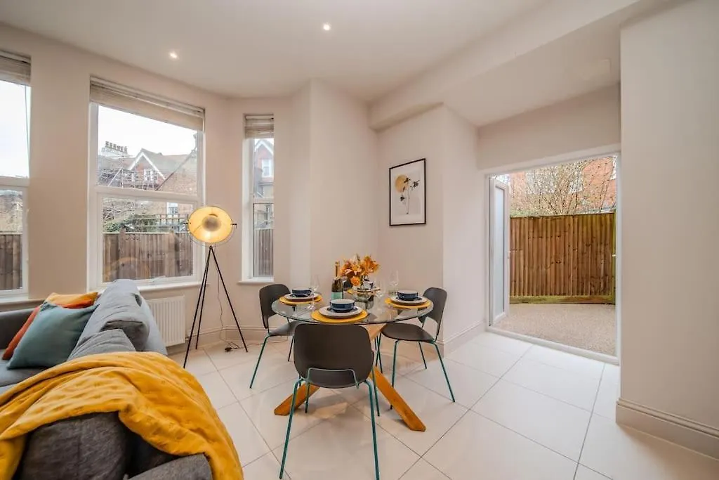Beautiful Garden Flat I Two Bedroom I Sleep 6 Guests Brighton Apartment
