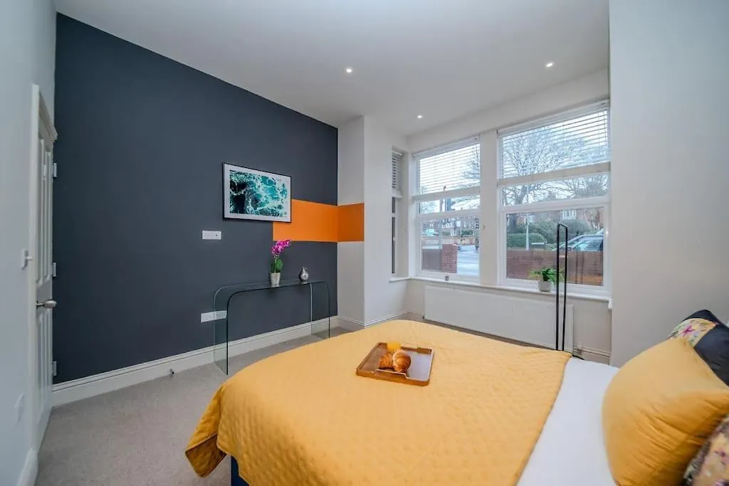 Beautiful Garden Flat I Two Bedroom I Sleep 6 Guests Brighton Apartment